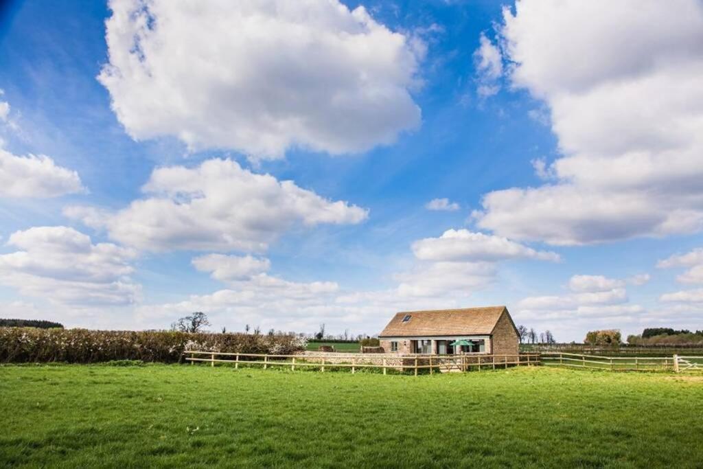 Villa Secluded Romantic Cotswolds Barn - Sleeps 2 To 4 - Near Cirencester - Dog Friendly à Kemble Extérieur photo