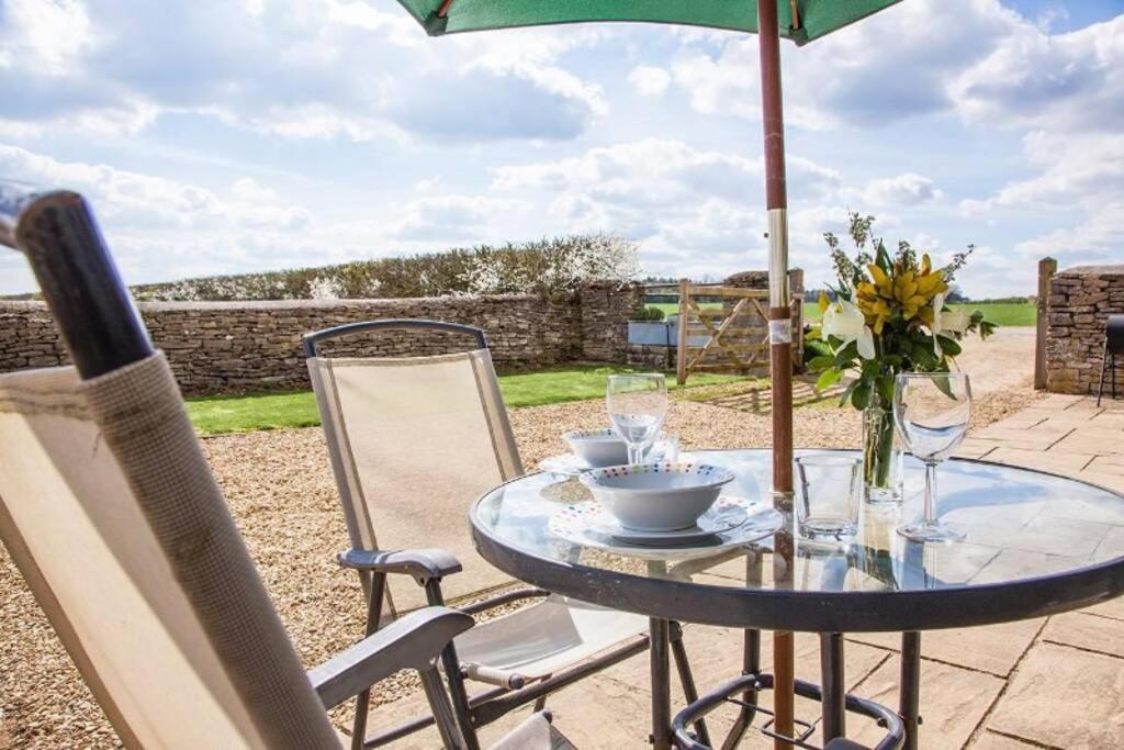 Villa Secluded Romantic Cotswolds Barn - Sleeps 2 To 4 - Near Cirencester - Dog Friendly à Kemble Extérieur photo