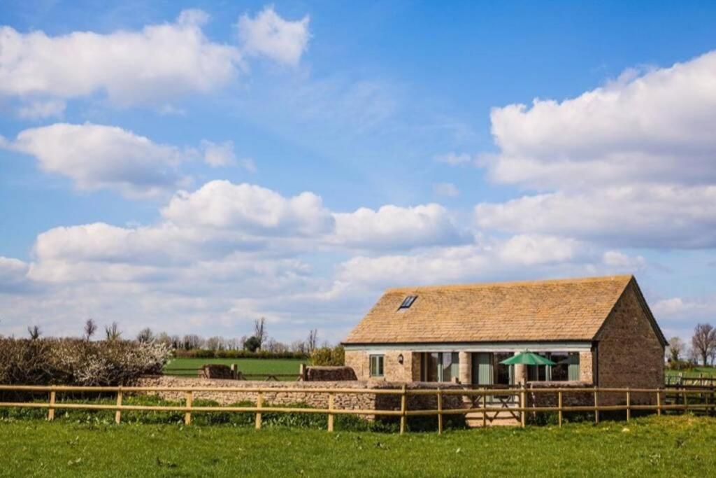 Villa Secluded Romantic Cotswolds Barn - Sleeps 2 To 4 - Near Cirencester - Dog Friendly à Kemble Extérieur photo