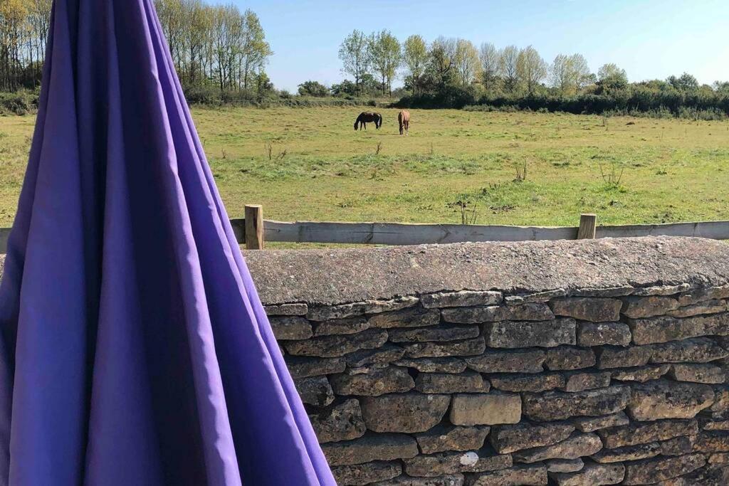 Villa Secluded Romantic Cotswolds Barn - Sleeps 2 To 4 - Near Cirencester - Dog Friendly à Kemble Extérieur photo