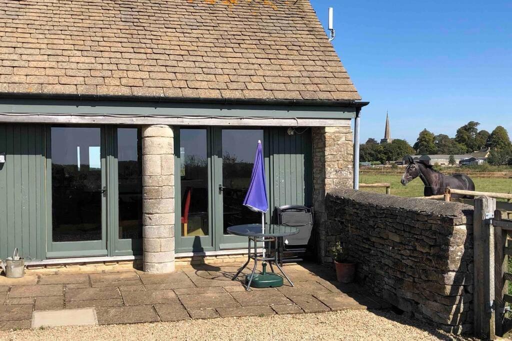 Villa Secluded Romantic Cotswolds Barn - Sleeps 2 To 4 - Near Cirencester - Dog Friendly à Kemble Extérieur photo