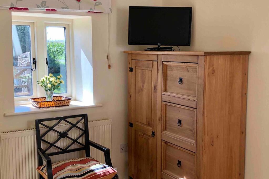 Villa Secluded Romantic Cotswolds Barn - Sleeps 2 To 4 - Near Cirencester - Dog Friendly à Kemble Extérieur photo
