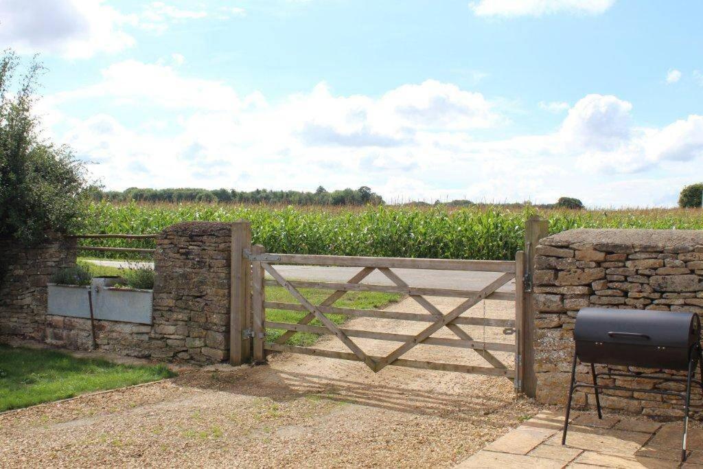 Villa Secluded Romantic Cotswolds Barn - Sleeps 2 To 4 - Near Cirencester - Dog Friendly à Kemble Extérieur photo