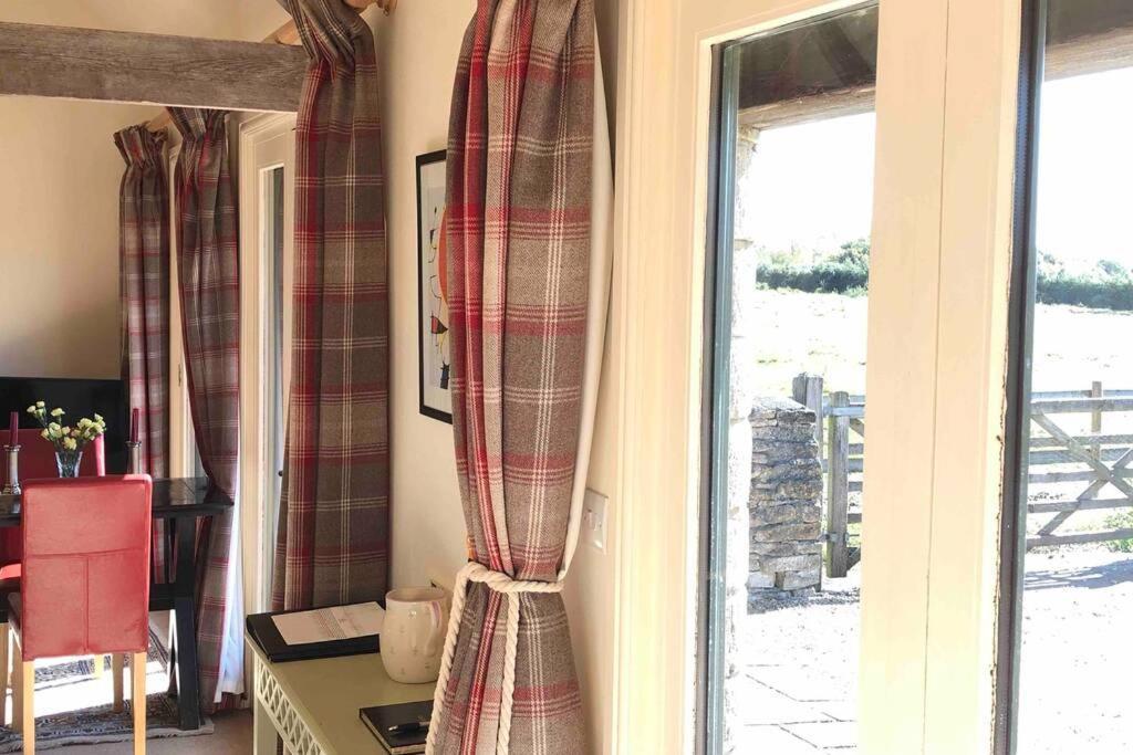 Villa Secluded Romantic Cotswolds Barn - Sleeps 2 To 4 - Near Cirencester - Dog Friendly à Kemble Extérieur photo