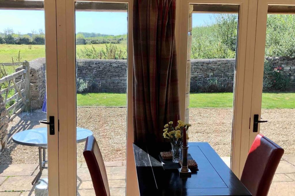 Villa Secluded Romantic Cotswolds Barn - Sleeps 2 To 4 - Near Cirencester - Dog Friendly à Kemble Extérieur photo
