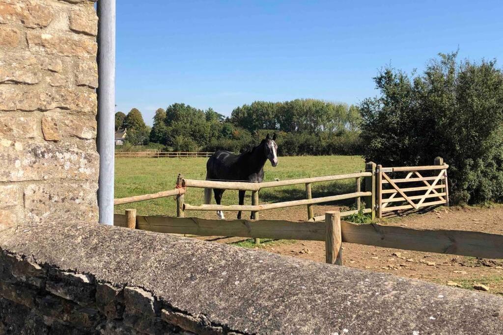 Villa Secluded Romantic Cotswolds Barn - Sleeps 2 To 4 - Near Cirencester - Dog Friendly à Kemble Extérieur photo